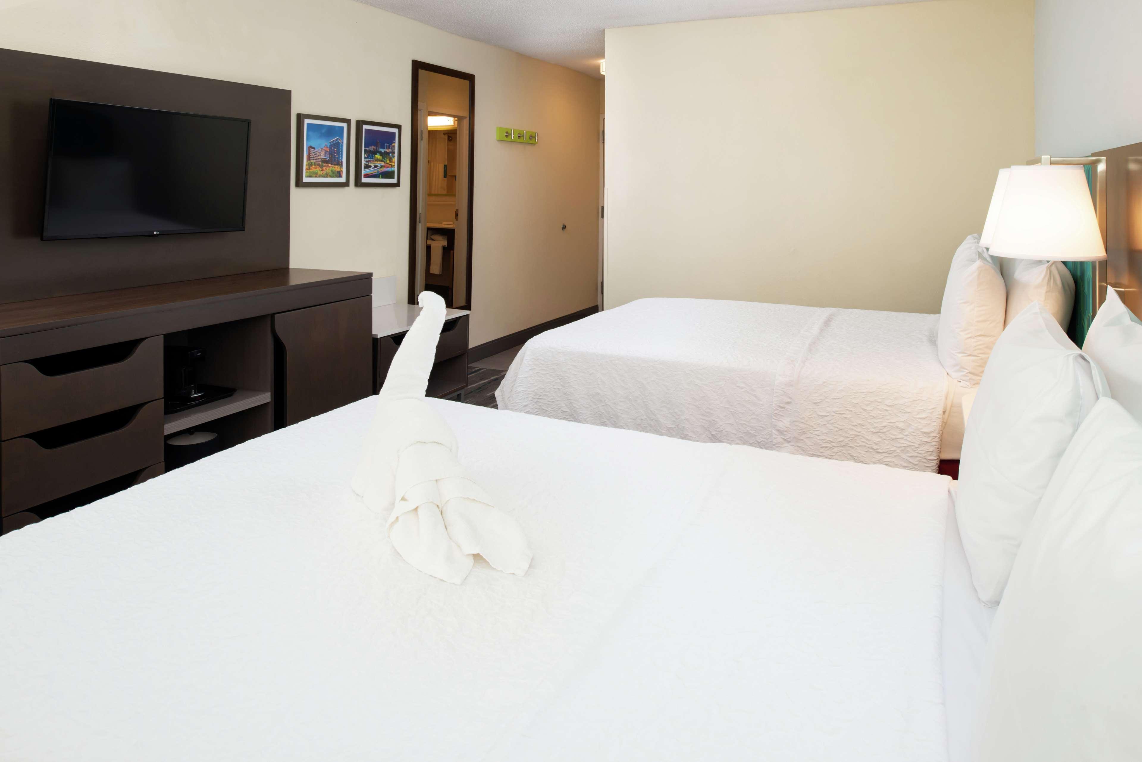 Hampton Inn Greensboro Airport Exteriör bild