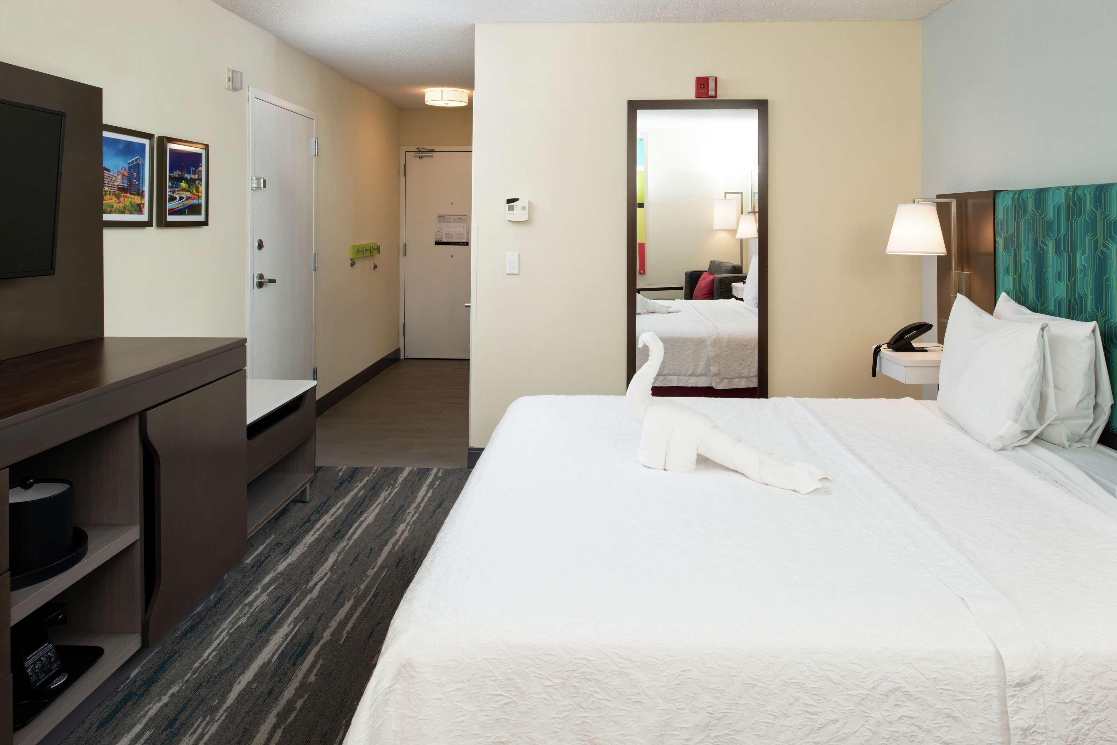 Hampton Inn Greensboro Airport Exteriör bild