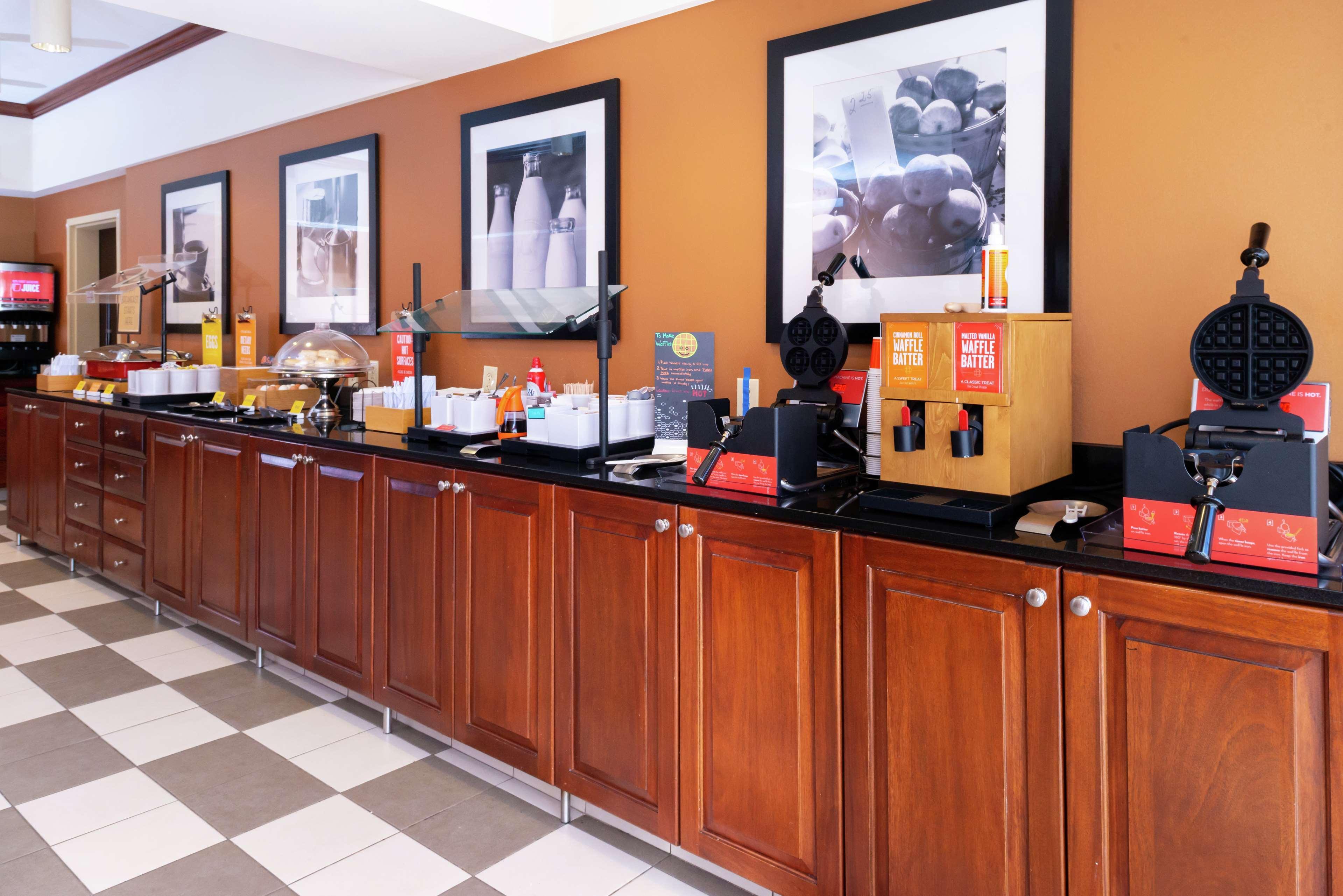 Hampton Inn Greensboro Airport Exteriör bild