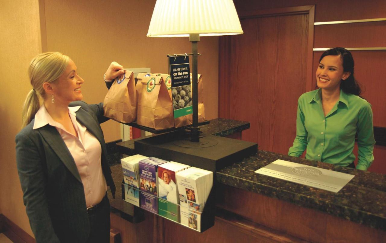 Hampton Inn Greensboro Airport Exteriör bild