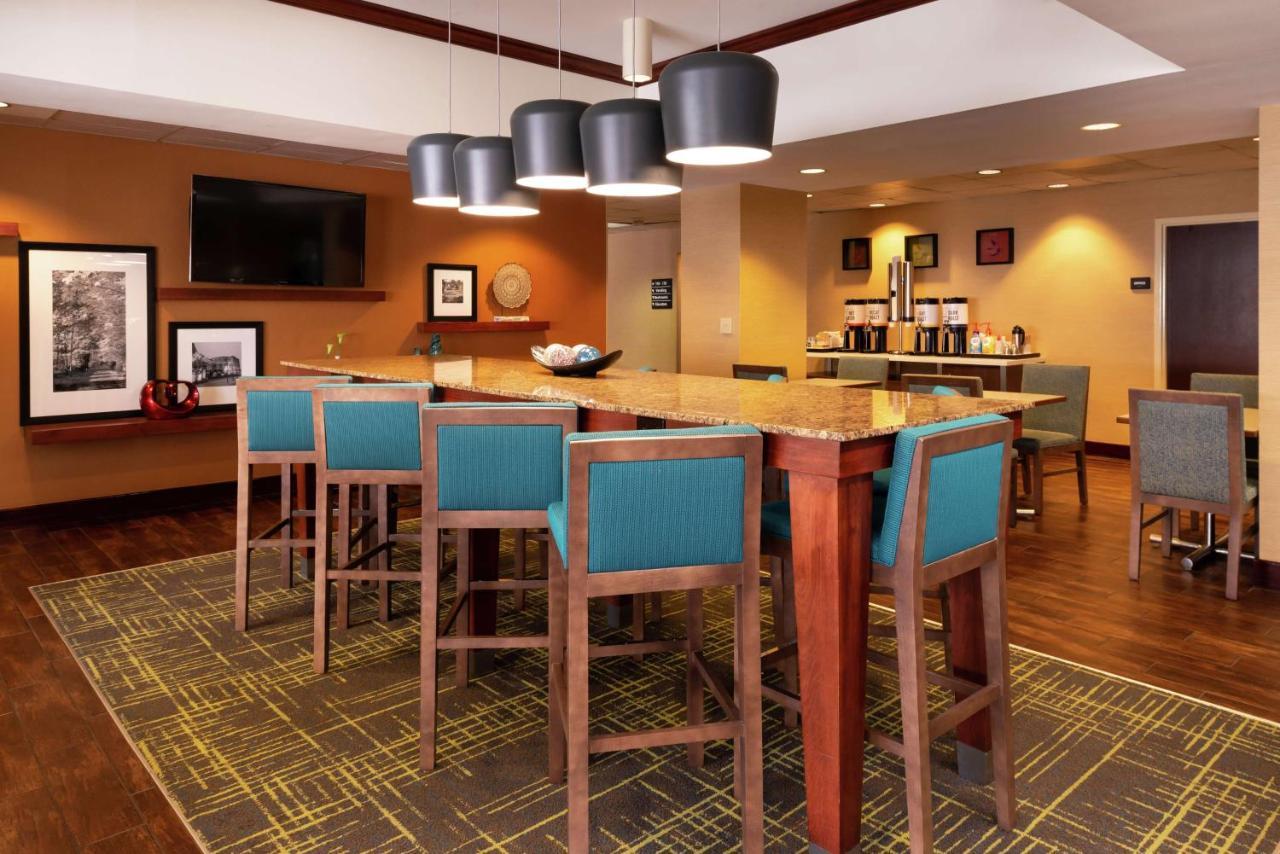 Hampton Inn Greensboro Airport Exteriör bild