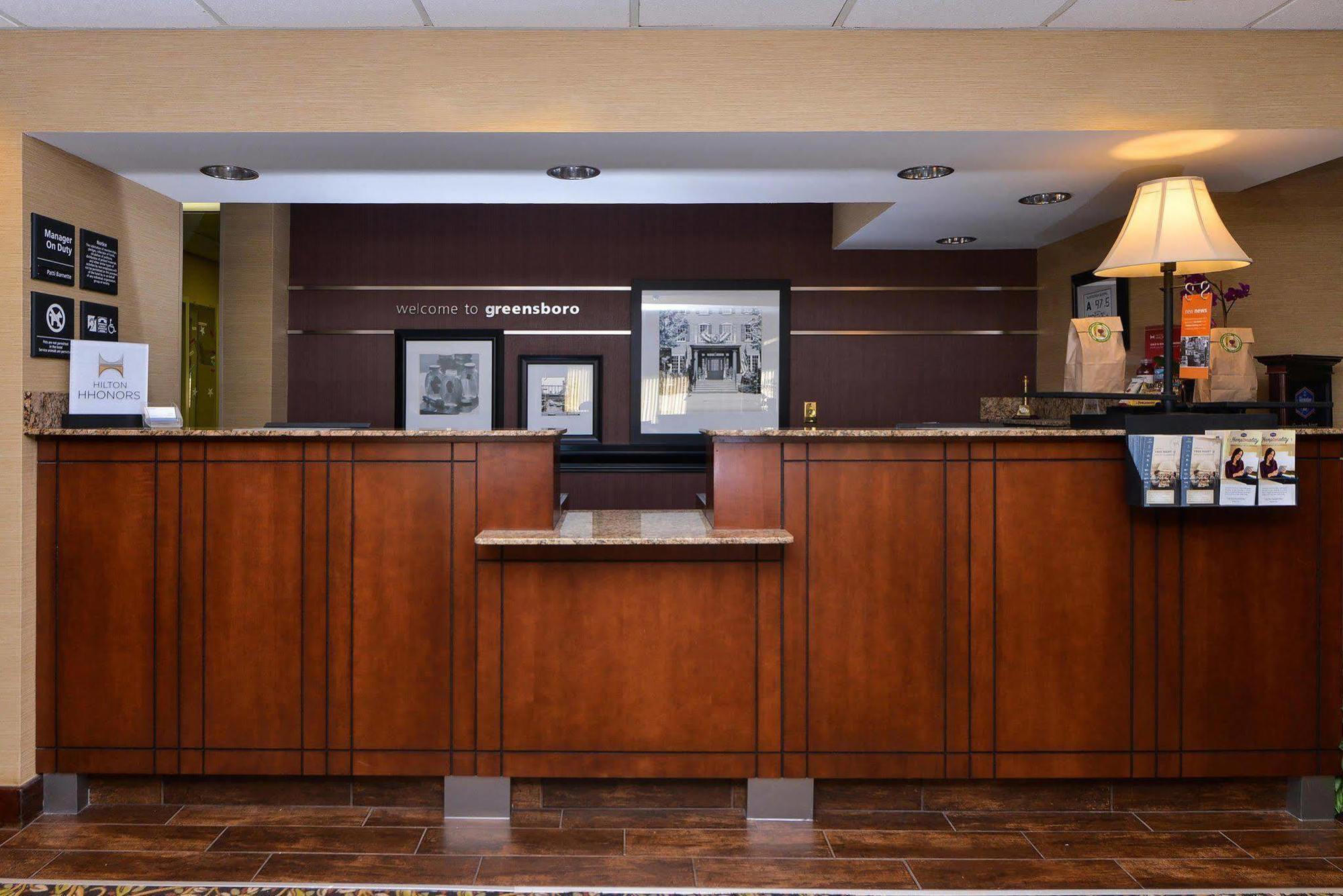 Hampton Inn Greensboro Airport Exteriör bild